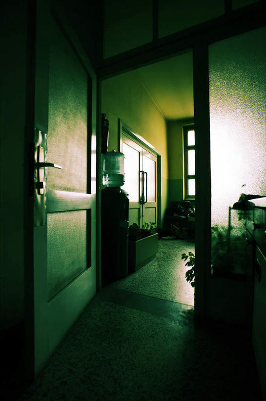 无人,竖图,室内,白天,正面,窗户,门,玻璃,阴影,光线,桶,影子,塑料,墙,灯光,背光,玻璃窗,墙壁,墙面,玻璃制品,一个,把手,门把手,容器,塑料制品,门框,单个,储藏,门把,塑料桶,饮水机,储存,逆光,拉手,彩图,贮存