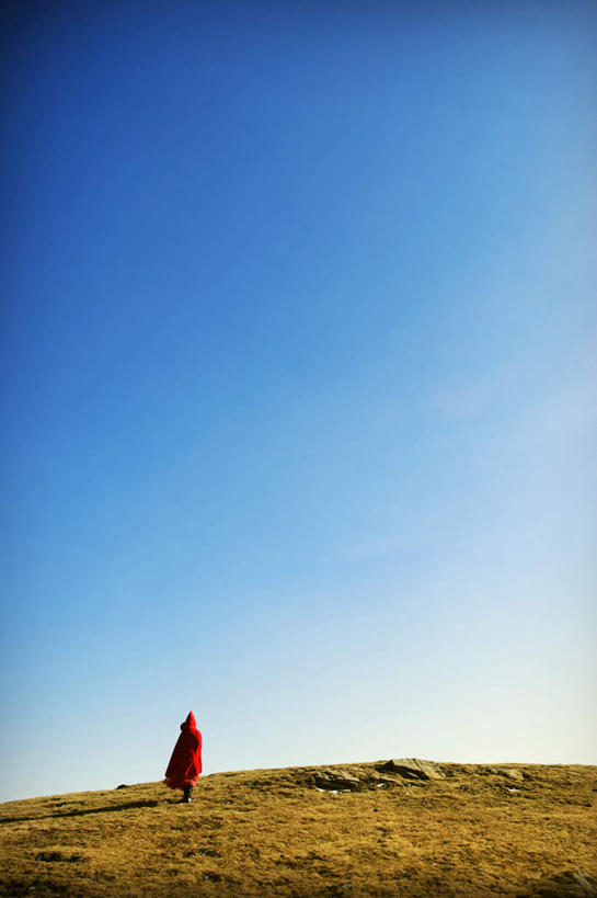 西方人,一个人,走,竖图,室外,白天,植物,欧洲,欧洲人,仅一个年轻女性,仅一个女性,仅一个人,阴影,枯萎,光线,影子,地平线,辽阔,枯草,地面,注视,草,背面,黄色,红色,蓝色,蓝天,天空,阳光,天,观察,看,广阔,晴朗,观看,一望无际,察看,关注,延伸,斗篷,万里无云,天地相交,无边无际,一马平川,大氅,年轻女性,女人,女性,白种人,晴空,晴空万里,步行,散步,走路,彩图,全身