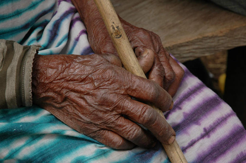 西方人,手,一个人,横图,俯视,室外,特写,白天,欧洲,非洲,黑人,欧洲人,仅一个女性,仅一个人,条纹,服装,模糊,木制,休闲装,衣服,绿色,紫色,木制品,手部,休闲服,服饰,仅一个老年女性,木棍,含糊,恍惚,模胡,依稀,隐约,老年女性,女人,女性,非洲人,半身,彩图,高角度拍摄