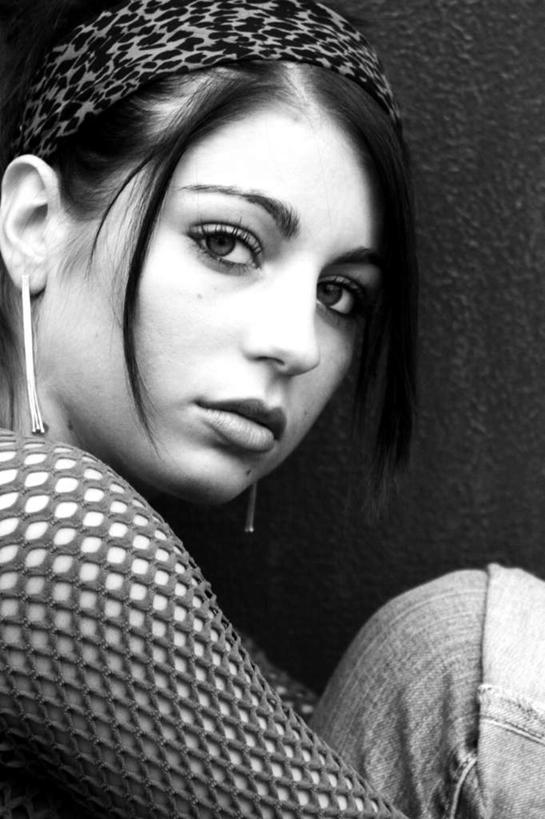 西方人,一个人,坐,竖图,黑白,室内,白天,正面,欧洲,欧洲人,仅一个男性,仅一个人,服装,裤子,注视,牛仔裤,休闲装,发带,仅一个年轻男性,衣服,观察,看,休闲服,服饰,观看,察看,关注,男人,男性,年轻男性,白种人,坐着,半身