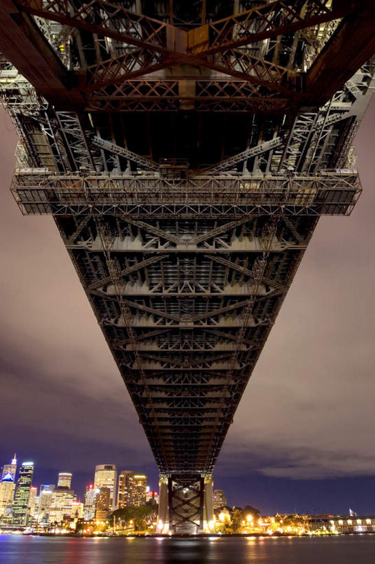 无人,高楼大厦,竖图,室外,夜晚,仰视,旅游,度假,海浪,海洋,标志建筑,大桥,大厦,地标,建筑,立交桥,摩天大楼,桥梁,澳大利亚,波纹,浪花,高架,斜拉桥,桥,涟漪,娱乐,建设,倒影,水纹,海水,波浪,享受,休闲,旅游胜地,放松,倒映,大洋洲,悉尼,澳洲,海景,悉尼大桥,海港大桥,悉尼海港大桥,南方大陆,水晕,澳大利亚联邦,反照,大海,风浪,海,海水的波动,近岸浪,涌浪,彩图,低角度拍摄,大楼,高层建筑,高楼,摩天楼