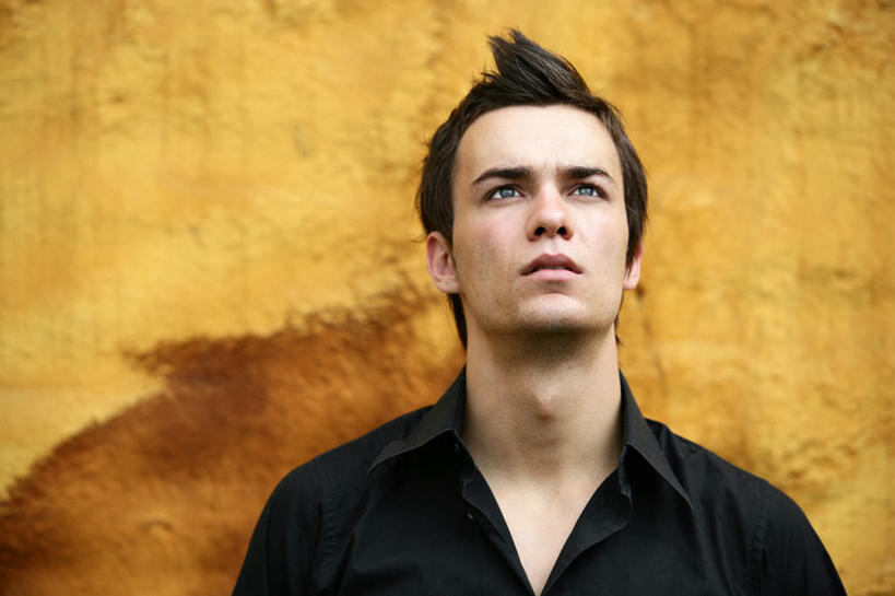 西方人,脸,头,眼睛,脸颊,眉毛,睫毛,一个人,横图,室外,特写,白天,正面,石头,欧洲,欧洲人,瞳孔,仅一个男性,仅一个人,阴影,服装,光线,石子,影子,注视,休闲装,仅一个年轻男性,衣服,蓝色,黑色,阳光,观察,看,休闲服,忧伤,眼部,服饰,观看,察看,郁闷,关注,忧郁,担心,男人,男性,年轻男性,白种人,头部,睫,脸部,脸蛋,眉,面部,眼,眼睫毛,眼眉,石块,岩石,半身,彩图,眼眉毛