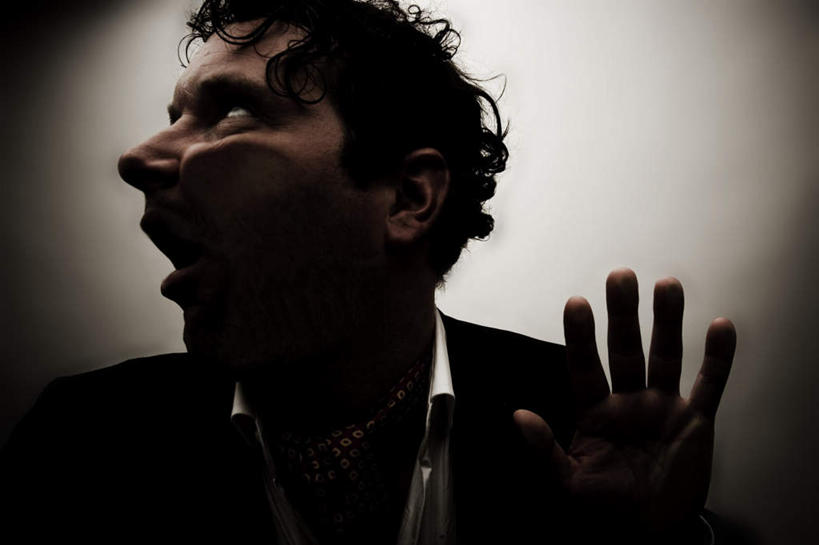 西方人,一个人,举,摸,横图,室内,白天,正面,欧洲,欧洲人,仅一个男性,仅一个人,仅一个中年男性,抚摸,服装,扭头,休闲装,衣服,托,转头,休闲,休闲服,服饰,靠近,碾压,惊悚,男人,男性,中年男性,白种人,触摸,接触,举起,举手,举着,向上举,向上伸,向上托,半身,彩图,五指张开