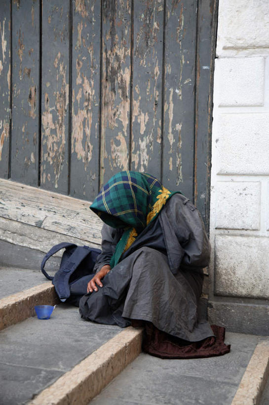 西方人,手,一个人,坐,竖图,室外,白天,正面,楼梯,欧洲,欧洲人,仅一个女性,仅一个人,阴影,反射,影子,阶梯,墙,注视,墙壁,墙面,台阶,拾荒者,低头,观察,看,仅一个中年女性,手部,乞丐,观看,察看,关注,乞讨,叫花子,叫化子,女人,女性,中年女性,白种人,坐着,彩图,全身