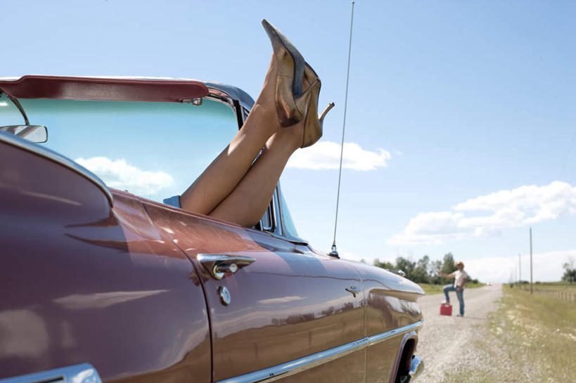 西方人,腿部,脚,脚趾,脚趾甲,腿,两个人,横图,室外,白天,正面,高跟鞋,旅游,度假,树林,植物,道路,路,公路,汽车,古董车,鞋子,欧洲,欧洲人,阴影,光线,影子,云,云朵,交通,云彩,双脚,娱乐,车,树,树木,蓝色,绿色,白云,蓝天,天空,阳光,自然,交通工具,天,享受,休闲,放松,生长,成长,载具,老爷车,男人,男性,年轻男性,年轻女性,女人,女性,白种人,脚指甲,马路,半身,彩图