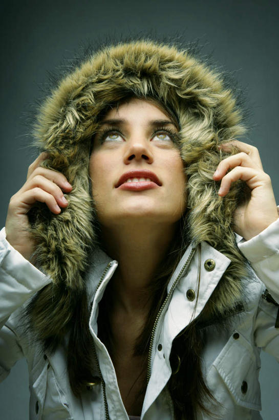 西方人,一个人,站,举,竖图,室外,白天,正面,欧洲,欧洲人,仅一个年轻女性,仅一个女性,仅一个人,服装,注视,休闲装,衣服,看,托,站着,休闲,休闲服,连帽衫,服饰,关注,年轻女性,女人,女性,白种人,举起,举手,举着,抬头,向上举,向上伸,向上托,仰头,站立,半身,彩图