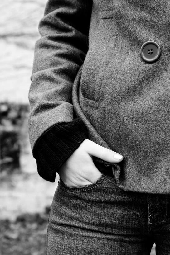 西方人,儿童,一个人,站,竖图,黑白,室外,白天,正面,纯洁,欧洲,欧洲人,仅一个女性,仅一个人,小孩,站着,仅一个小孩,可爱,童年,童趣,童真,烂漫,无邪,单手抄兜,单手放兜,天真,女孩,女人,女性,白种人,孩子,插兜,手插兜,手放口袋,站立,半身,女生,手抄兜