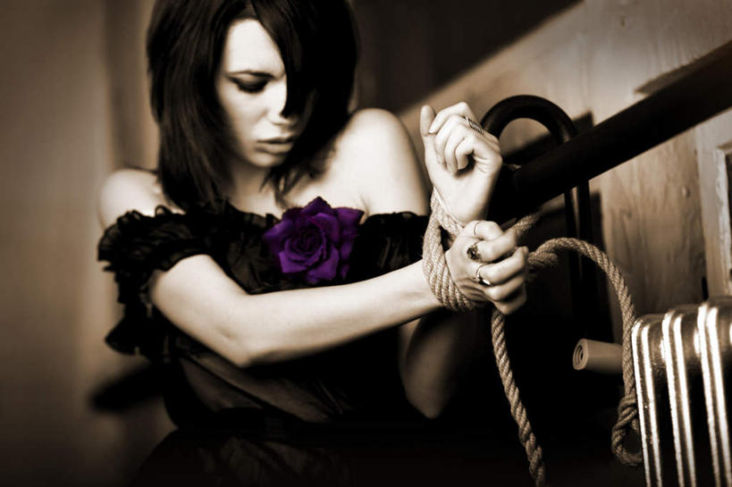 西方人,一个人,横图,室内,白天,正面,爱情,幸福,纯洁,热情,玫瑰,欧洲,欧洲人,仅一个年轻女性,仅一个女性,仅一个人,阴影,服装,装饰,盛开,反射,影子,玫瑰花,浪漫,花蕾,休闲装,装饰品,花,花瓣,花朵,鲜花,衣服,戒指,绳子,饰品,首饰,花苞,花蕊,休闲,温暖,温馨,休闲服,恩爱,服饰,捆绑,绳索,华丽,修饰,信物,点缀,和睦,暴力,权利,感动,衬托,美观,雅致,雅观,尊敬,手饰,绑缚,奴役,天真,刺玫花,徘徊花,年轻女性,女人,女性,白种人,半身,彩图,融洽