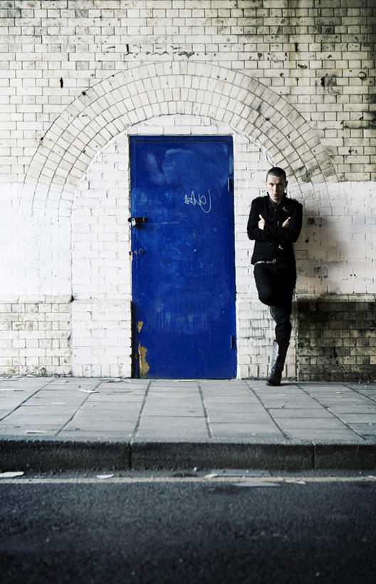 西方人,一个人,站,双手交叉,竖图,室外,白天,正面,门,欧洲,欧洲人,仅一个男性,仅一个人,关闭,服装,墙,注视,休闲装,墙壁,墙面,仅一个年轻男性,衣服,蓝色,门框,观察,看,靠,靠着,站着,休闲,休闲服,服饰,观看,单脚,察看,双手抱胸,封闭,关注,男人,男性,年轻男性,白种人,站立,彩图,全身