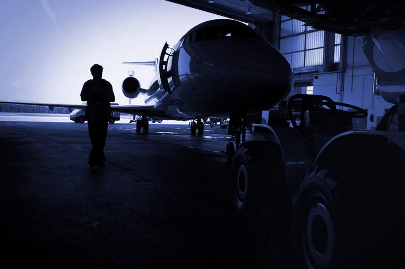 西方人,一个人,机场,走,横图,黑白,室外,白天,侧面,飞机,飞机场,欧洲,欧洲人,仅一个人,阴影,光线,影子,交通,航空,阳光,交通工具,运输,停放,一架,客机,载具,白种人,航空站,空港,步行,散步,走路,半身