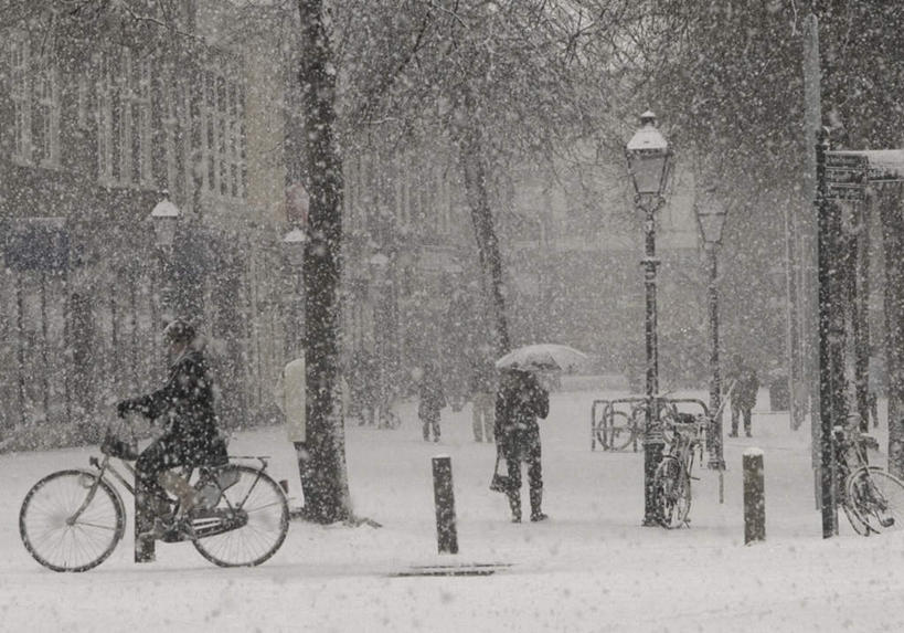 西方人,走,横图,室外,白天,正面,度假,美景,雪,大雪,城市风光,城市,道路,路,路灯,自行车,照明,欧洲,荷兰,欧洲人,一排,整齐,伞,雨伞,遮阳伞,积雪,景观,雪景,冬季,冬天,小路,灯光,交通,许多人,娱乐,阳伞,车,脚踏车,灯,排列,交通工具,一群人,享受,休闲,景色,放松,寒冷,照亮,照明设备,西欧,队列,载具,严寒,荷兰王国,尼德兰王国,白种人,步行,散步,走路,彩图,全身