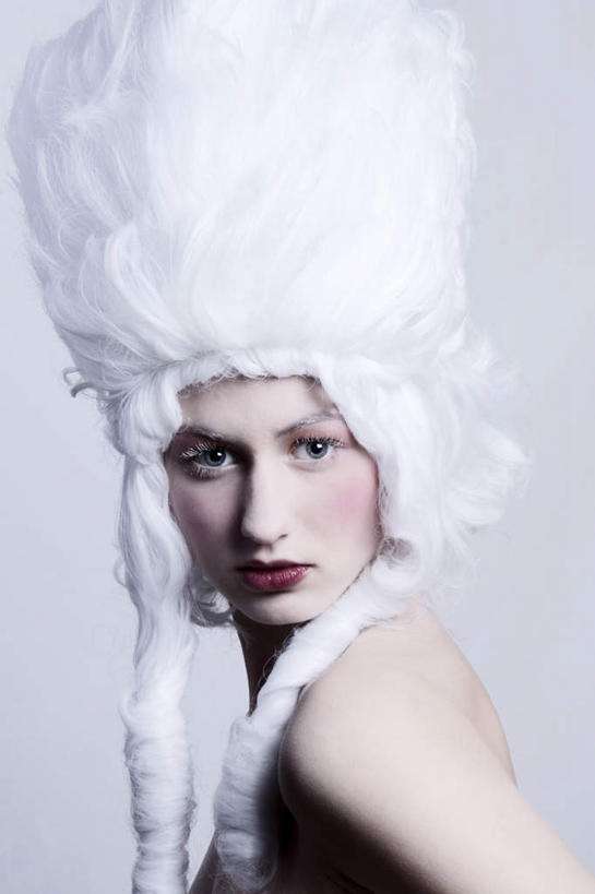 西方人,一个人,站,竖图,室内,白天,正面,房间,欧洲,欧洲人,仅一个年轻女性,仅一个女性,仅一个人,阴影,光线,假发,影子,墙,灯光,注视,裸露,墙壁,墙面,白色,观察,回头,看,站着,转头,观看,察看,关注,裸,年轻女性,女人,女性,白种人,站立,半身,彩图