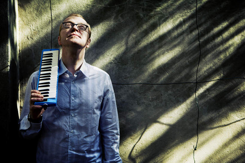 西方人,一个人,站,横图,室外,白天,正面,欧洲,欧洲人,仅一个男性,仅一个人,握,阴影,服装,光线,影子,墙,拿,拿着,依偎,注视,休闲装,墙壁,墙面,仅一个年轻男性,衣服,阳光,看,靠,靠着,倚靠,站着,休闲,休闲服,握着,服饰,倚着,关注,琴,依附,依赖,投靠,男人,男性,年轻男性,白种人,抬头,仰头,站立,半身,彩图