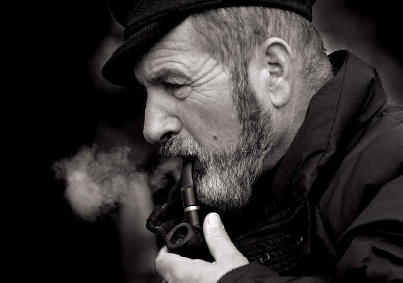 西方人,脸,头,脸颊,皱纹,胡须,一个人,举,横图,室内,白天,侧面,香烟,欧洲,欧洲人,仅一个男性,仅一个人,握,灰色背景,服装,飘扬,围绕,烟雾,拿,拿着,休闲装,衣服,黑色,托,仅一个老年男性,休闲,休闲服,烟,含,握着,摄影,服饰,烟斗,影棚,缭绕,叼,叼着,旋绕,浮荡,飘拂,萦绕,漂荡,飘零,回绕,老年男性,男人,男性,白种人,头部,胡子,络腮胡,脸部,脸蛋,面部,卷烟,烟草,纸烟,举起,举手,举着,向上举,向上伸,向上托,半身,彩图,影棚拍摄,拍摄,飘荡