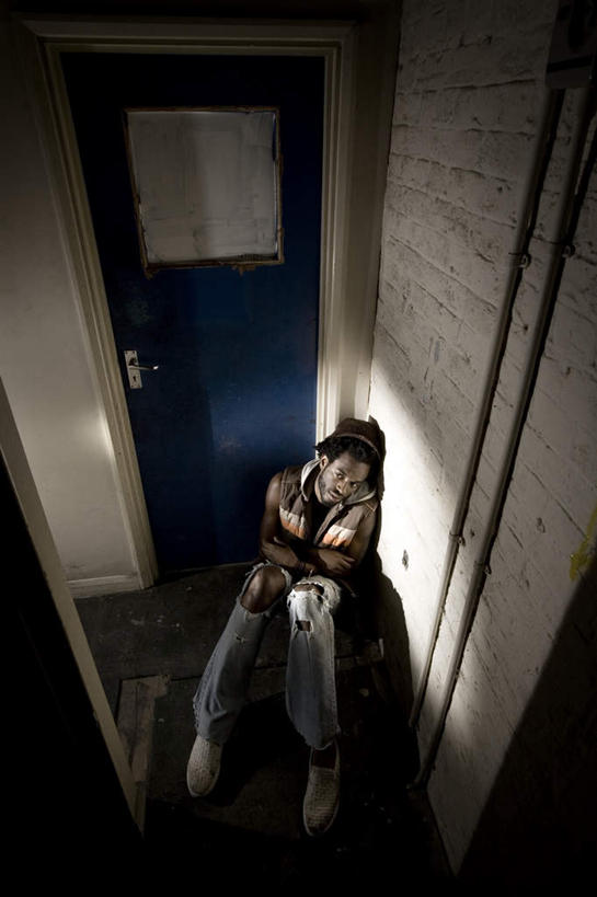 西方人,一个人,坐,竖图,俯视,室内,白天,失败,门,欧洲,非洲,黑人,欧洲人,仅一个男性,仅一个人,仅一个中年男性,关闭,服装,沮丧,瓷砖,地砖,墙,地面,注视,休闲装,破坏,破损,墙壁,墙面,衣服,门框,观察,看,休闲,难受,休闲服,无奈,服饰,肮脏,观看,失望,悲伤,损坏,察看,伤心,难过,封闭,关注,失落,吸毒,颓废,邋遢,挫败,受挫,落败,落空,错过,失足,失意,失策,失算,颓丧,衰颓,悲哀,懊丧,颓靡,气馁,丧气,龌龊,污秽,恶浊,败北,挫折,失利,男人,男性,中年男性,非洲人,抬头,仰头,坐着,彩图,高角度拍摄,全身