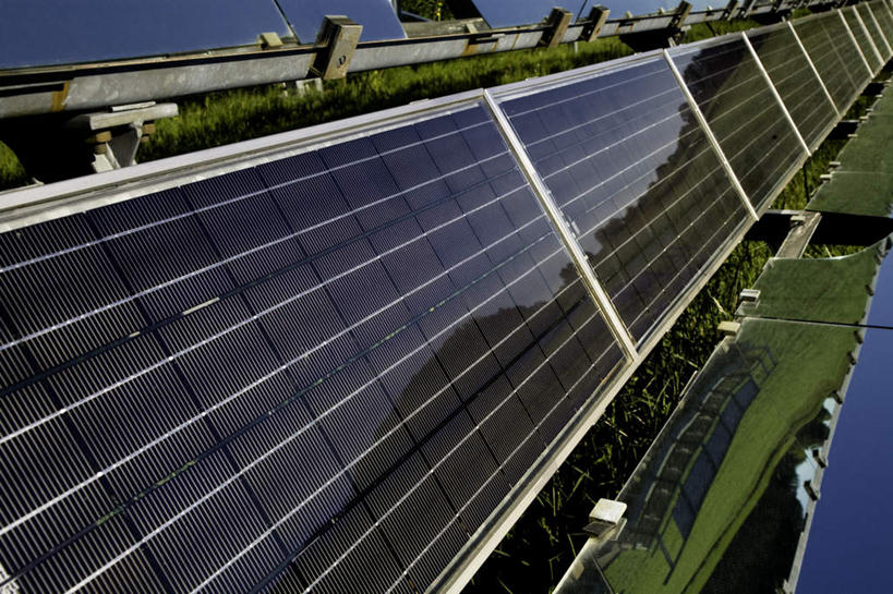 无人,横图,室外,白天,仰视,旅游,度假,美景,阴影,环保,电力,反射,光线,影子,景观,电能,娱乐,阳光,自然,享受,休闲,景色,放松,能源,存储,回收,资源,储存,自然风光,蓄电池,利用,低碳,循环,干电池,蓄电,持续,太阳能电池,彩图,低角度拍摄,电池