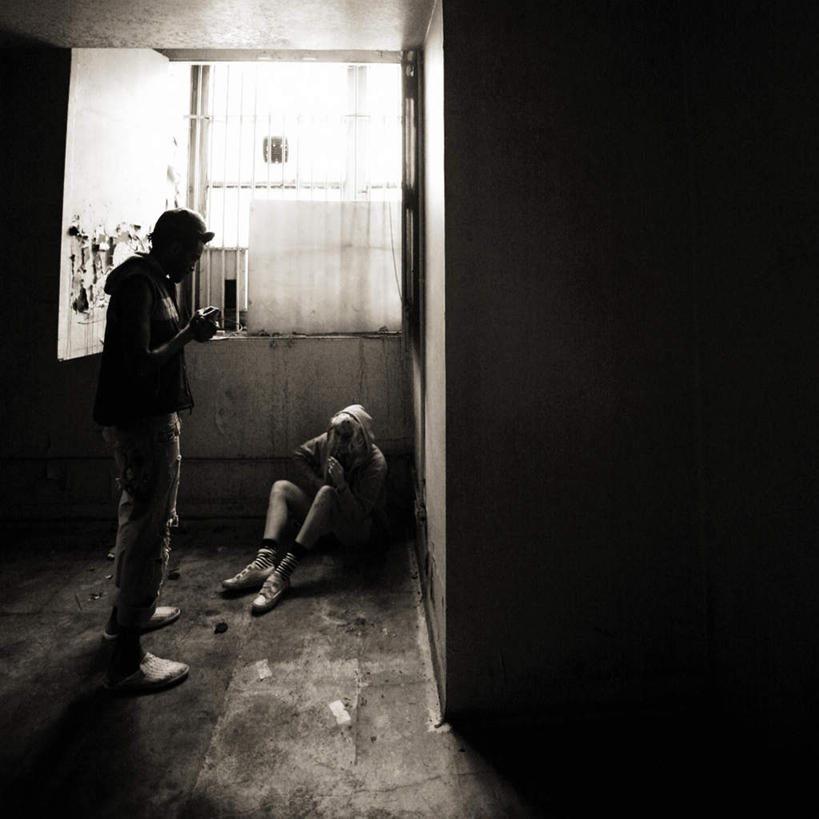 西方人,两个人,家,站,坐,方图,黑白,室内,白天,正面,窗户,欧洲,欧洲人,破旧,陈旧,房屋,墙,屋子,楼房,玻璃窗,墙壁,墙面,住宅,站着,丢弃,吸毒,抛弃,陈腐,遗弃,摈弃,扔掉,扔弃,甩掉,扬弃,男人,男性,年轻男性,白种人,站立,坐着,全身,房子