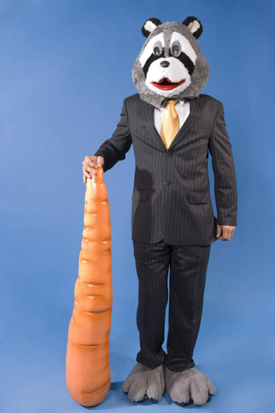 西方人,一个人,商务人士,商务男性,站,竖图,室内,特写,白天,白色背景,正面,衬衫,哺乳动物,萝卜,胡萝卜,蔬菜,欧洲,欧洲人,仅一个男性,仅一个人,套装,新鲜,兔子,食品,领带,注视,食物,仅一个年轻男性,一个,红色,动物,观察,看,站着,搭,摄影,有机食品,绿色食品,影棚,单个,观看,兔,察看,搭着,关注,商务装,演出服,工薪阶层,妆扮,年轻男性,白种人,年轻人,白领,上班族,红萝卜,甘荀,站立,彩图,全身,影棚拍摄,衬衣,打扮,装扮,拍摄