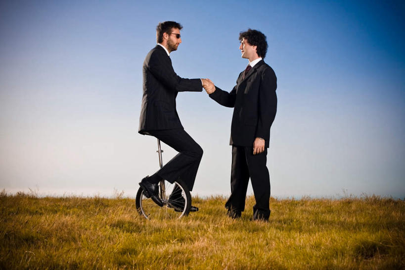 西方人,两个人,同事,商务人士,商务男性,站,坐,握手,横图,室外,白天,侧面,衬衫,成功,合作,团队,集体,信心,草地,草坪,植物,欧洲,欧洲人,套装,地平线,辽阔,地面,队伍,草,蓝色,绿色,蓝天,天空,天,站着,广阔,晴朗,一望无际,领导,成就,延伸,商务装,合伙,领袖,工薪阶层,单轮车,万里无云,天地相交,无边无际,一马平川,男人,男性,年轻男性,白种人,白领,上班族,晴空,晴空万里,搀手,拉手,手搀手,手拉手,手牵手,手握手,站立,坐着,彩图,全身,衬衣