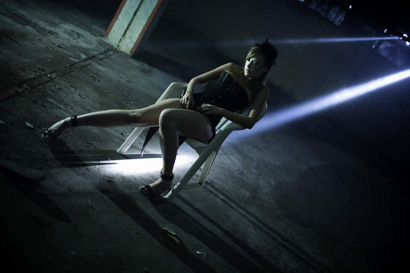 西方人,一个人,坐,横图,室外,白天,正面,性感,欧洲,欧洲人,仅一个年轻女性,仅一个女性,仅一个人,阴影,光线,影子,灯光,尤物,年轻女性,女人,女性,白种人,坐着,半身,彩图,佳丽,丽人,美人