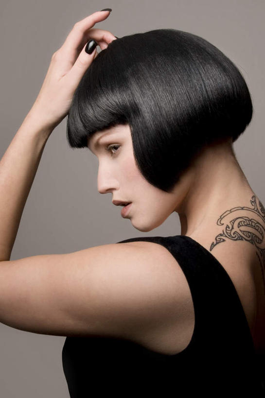 西方人,头发,一个人,举,竖图,室内,白天,侧面,时尚,欧洲,欧洲人,仅一个年轻女性,仅一个女性,仅一个人,灰色背景,服装,扭头,注视,休闲装,文化,纹身,衣服,黑色,观察,看,托,转头,休闲,休闲服,个性,摄影,服饰,信仰,影棚,观看,挠,察看,关注,刺青,追求,想象,文身,勇气,崇拜,张扬,年轻女性,女人,女性,白种人,举起,举手,举着,向上举,向上伸,向上托,半身,彩图,影棚拍摄,拍摄,短发