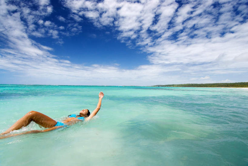 仰泳,游泳,西方人,一个人,横图,室外,白天,正面,泳装,比基尼,锻炼,旅游,度假,运动,美景,欧洲,欧洲人,仅一个年轻女性,仅一个女性,仅一个人,景观,水平线,云,云朵,辽阔,海平线,云彩,娱乐,蓝色,白云,蓝天,天空,自然,天,享受,休闲,广阔,景色,放松,晴朗,一望无际,自然风光,无边无际,一马平川,体育,年轻女性,女人,女性,白种人,晴空,半身,彩图,三点式,泳衣,健身,水天相接,水天一线