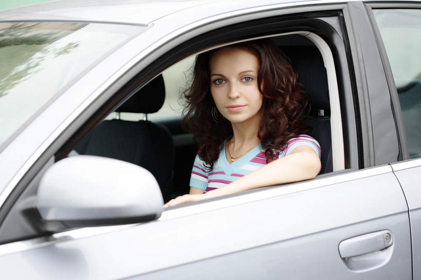 西方人,一个人,坐,横图,室外,白天,正面,旅游,度假,汽车,欧洲,欧洲人,仅一个年轻女性,仅一个女性,仅一个人,一辆,服装,注视,休闲装,娱乐,车,衣服,交通工具,轿车,观察,看,享受,休闲,休闲服,放松,服饰,停放,观看,察看,关注,载具,年轻女性,女人,女性,白种人,坐着,半身,彩图