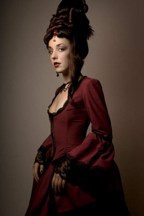 西方人,脸,头,眼睛,鼻子,嘴,耳朵,脸颊,眉毛,睫毛,一个人,站,竖图,室内,特写,白天,侧面,兴奋,神秘,热情,项链,欧洲,欧洲人,瞳孔,仅一个年轻女性,仅一个女性,仅一个人,阴影,反射,头饰,影子,开放,注视,装饰品,红色,黑色,饰品,首饰,观察,看,站着,健康,温暖,奔放,活力,积极,激情,迷茫,忧伤,眼部,朝气,观看,严肃,暖色,吉祥,察看,难过,生命,庄重,关注,发髻,忧郁,饱满,含蓄,沉静,革命,热烈,赤色,中间色,充实,斗志,喜气,主动,年轻女性,女人,女性,白种人,头部,鼻,鼻孔,耳,耳部,睫,口,口腔,脸部,脸蛋,眉,面部,眼,眼睫毛,眼眉,嘴巴,嘴唇,站立,半身,彩图,欢乐,哀伤,眼眉毛