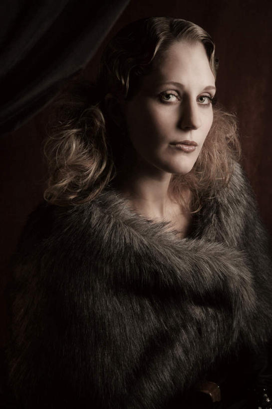 西方人,脸,头,眼睛,鼻子,嘴,耳朵,脸颊,眉毛,睫毛,一个人,站,竖图,室内,白天,正面,性感,神秘,欧洲,欧洲人,瞳孔,仅一个年轻女性,仅一个女性,仅一个人,阴影,反射,影子,墙,注视,墙壁,墙面,观察,看,站着,眼部,观看,察看,皮草,关注,年轻女性,女人,女性,白种人,头部,鼻,鼻孔,耳,耳部,睫,口,口腔,脸部,脸蛋,眉,面部,眼,眼睫毛,眼眉,嘴巴,嘴唇,站立,半身,彩图,眼眉毛