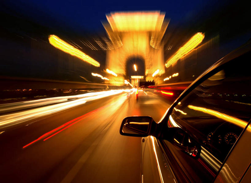 无人,栏杆,横图,室外,夜晚,正面,汽车,一辆,阴影,朦胧,模糊,光线,挡风玻璃,影子,围栏,灯光,分界线,停车线,护栏,车,交通工具,轿车,后视镜,车行道,车行道分界线,载具,标线,曝光,车行线,暴光,彩图