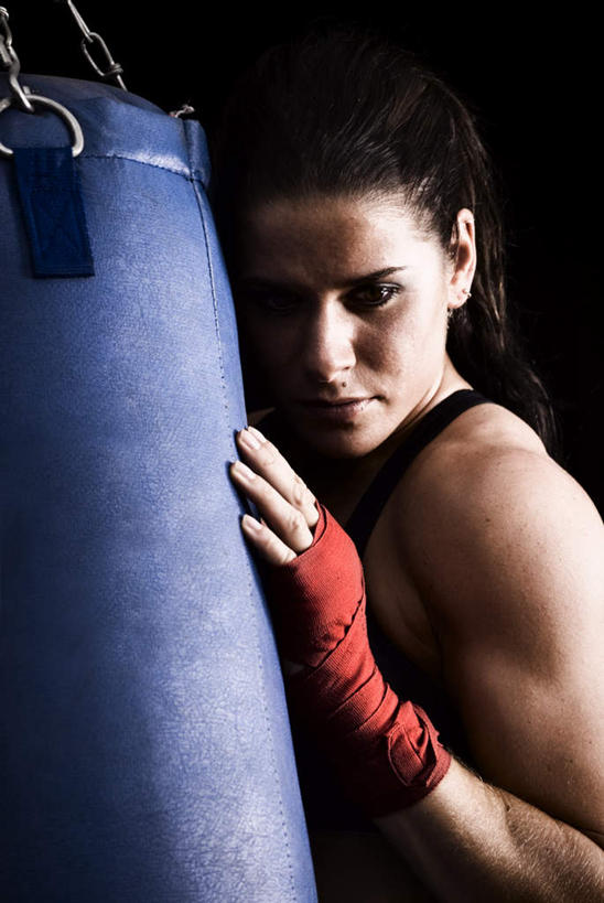 西方人,一个人,拳击手,捧,摸,竖图,室内,特写,白天,正面,锻炼,安全,比赛,运动,拳击,欧洲,欧洲人,仅一个年轻女性,仅一个女性,仅一个人,抚摸,黑色背景,背心,防护,一个,红色,黑色,手套,摄影,影棚,单个,保护,沙袋,保险,保全,周全,安稳,安定,防护手套,平安,体育,年轻女性,女人,女性,白种人,拳击家,拳击运动员,触摸,端,端着,接触,捧着,手捧,半身,彩图,影棚拍摄,健身,拍摄