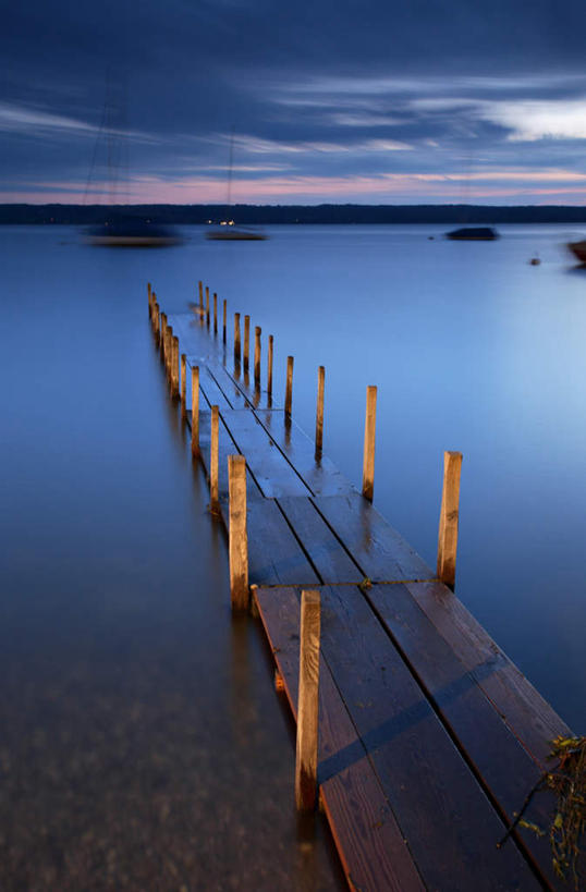 无人,栏杆,码头,竖图,俯视,室外,白天,旅游,度假,海浪,海洋,美景,日落,一排,许多,波纹,整齐,木制,木板,景观,浪花,晚霞,霞光,云,云朵,落日,围栏,涟漪,云彩,娱乐,护栏,排列,蓝色,白云,蓝天,水纹,天空,自然,海水,黄昏,木制品,波浪,天,享受,休闲,景色,彩霞,放松,晴朗,队列,自然风光,海景,水晕,夕照,船埠,大海,风浪,海,海水的波动,近岸浪,涌浪,晴空,夕阳,彩图,高角度拍摄,斜阳