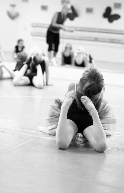 西方人,竖图,室内,特写,白天,正面,裙子,鞋子,欧洲,欧洲人,模糊,许多人,注视,看,趴着,一群人,短裙,舞鞋,关注,芭蕾舞鞋,芭蕾鞋,芭蕾舞裙,芭蕾裙,足尖鞋,含糊,恍惚,模胡,依稀,隐约,白种人,趴,抬头,仰头,半身,彩图