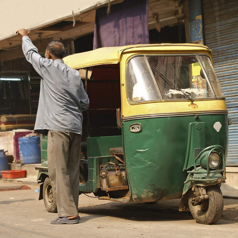 西方人,一个人,站,举,方图,室外,白天,门,汽车,欧洲,欧洲人,仅一个男性,仅一个人,阴影,光线,影子,黄包车,车,背面,阳光,门框,交通工具,托,站着,仅一个老年男性,卷帘门,载具,老年男性,男人,男性,白种人,举起,举手,举着,向上举,向上伸,向上托,站立,彩图,全身