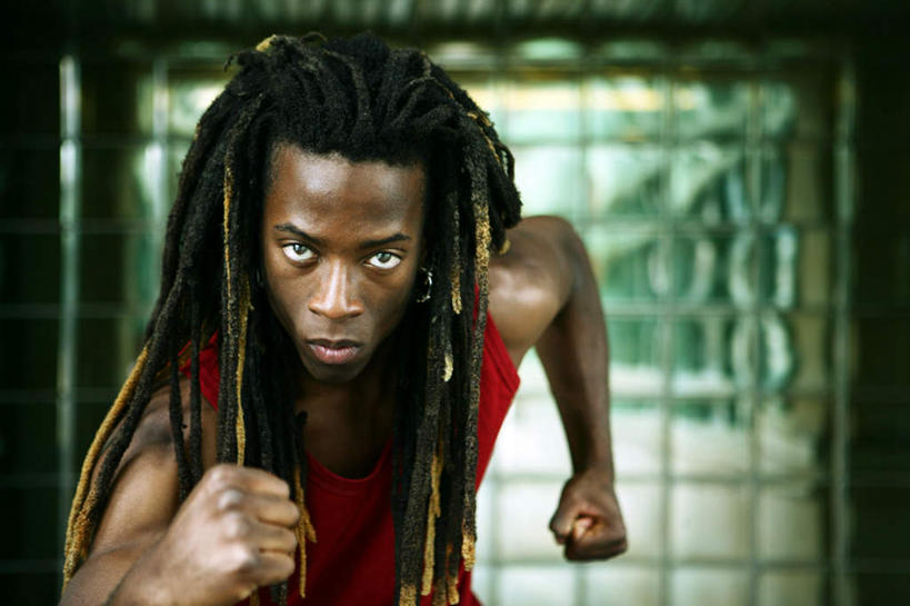 西方人,一个人,跑,横图,室内,白天,正面,锻炼,运动,欧洲,非洲,黑人,欧洲人,仅一个男性,仅一个人,准备,服装,背心,注视,休闲装,仅一个年轻男性,衣服,红色,观察,看,休闲,休闲服,服饰,观看,察看,关注,预备,体育,男人,男性,年轻男性,非洲人,跑步,半身,彩图,健身