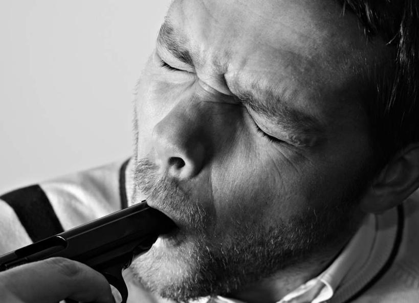 西方人,脸,头,眼睛,鼻子,嘴,耳朵,脸颊,眉毛,睫毛,手,一个人,闭眼,横图,黑白,室内,白天,正面,竞争,欧洲,欧洲人,瞳孔,仅一个男性,仅一个人,一把,对抗,握,阴影,冲突,反射,枪,影子,拿,拿着,破坏,仅一个年轻男性,手部,武器,战争,握着,眼部,手枪,损坏,攻击,威胁,对立,矛盾,兵器,防御,敌对,挫败,斗争,抗拒,抗衡,杀伤,威慑,危险,男人,男性,年轻男性,白种人,头部,鼻,鼻孔,耳,耳部,睫,口,口腔,脸部,脸蛋,眉,面部,眼,眼睫毛,眼眉,嘴巴,嘴唇,闭眼睛,闭着眼,闭着眼睛,半身,眼眉毛