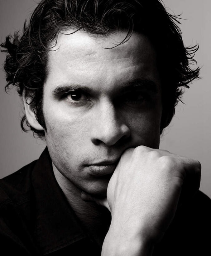 西方人,手,拳,一个人,举,竖图,黑白,室内,特写,白天,正面,欧洲,欧洲人,仅一个男性,仅一个人,阴影,反射,影子,注视,仅一个年轻男性,观察,看,托,手部,观看,察看,关注,男人,男性,年轻男性,白种人,拳头,举起,举手,举着,向上举,向上伸,向上托,半身