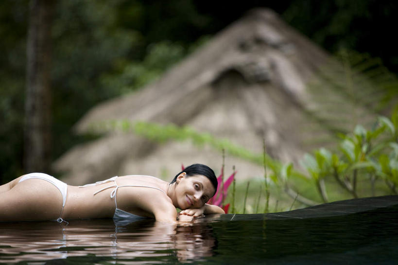 西方人,一个人,笑,微笑,横图,室外,特写,白天,正面,泳装,比基尼,日光浴,叶子,欧洲,欧洲人,仅一个年轻女性,仅一个女性,仅一个人,阴影,朦胧,模糊,反射,影子,绿叶,注视,观察,看,趴着,嫩叶,观看,察看,关注,浴池,年轻女性,女人,女性,白种人,叶,叶片,趴,半身,彩图,三点式,泳衣