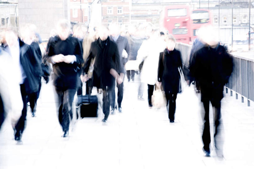 西方人,栏杆,走,横图,室外,白天,正面,职员,道路,路,公路,欧洲,欧洲人,朦胧,模糊,围栏,交通,许多人,护栏,一群人,男人,男性,年轻男性,年轻女性,女人,女性,白种人,白领,商人,上班族,马路,步行,散步,走路,彩图,全身,白领阶层,办公室职员