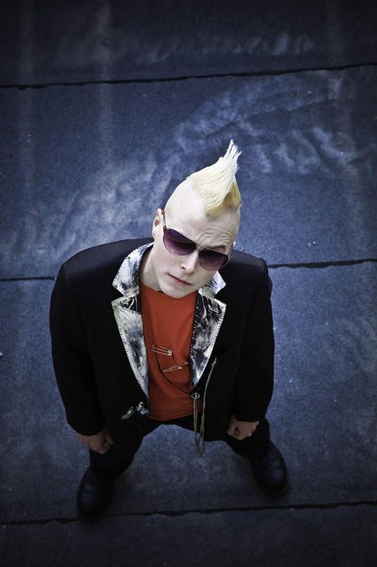 西方人,头发,一个人,站,竖图,俯视,室外,白天,欧洲,欧洲人,仅一个男性,仅一个人,一副,撑,服装,墨镜,眼镜,注视,休闲装,仅一个年轻男性,衣服,黄色,红色,黑色,太阳镜,太阳眼镜,观察,看,站着,休闲,休闲服,遮阳镜,服饰,观看,察看,撑着,关注,莫西干,男人,男性,年轻男性,白种人,站立,彩图,高角度拍摄,全身