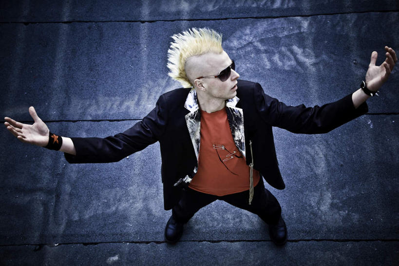 西方人,头发,一个人,站,伸展双臂,横图,俯视,室外,白天,欧洲,欧洲人,仅一个男性,仅一个人,一副,服装,墨镜,眼镜,注视,休闲装,仅一个年轻男性,衣服,黄色,红色,黑色,太阳镜,太阳眼镜,观察,看,站着,休闲,休闲服,遮阳镜,服饰,观看,察看,关注,莫西干,男人,男性,年轻男性,白种人,敞开双臂,伸开双臂,展开双肩,站立,张开手臂,张开双臂,彩图,高角度拍摄,全身