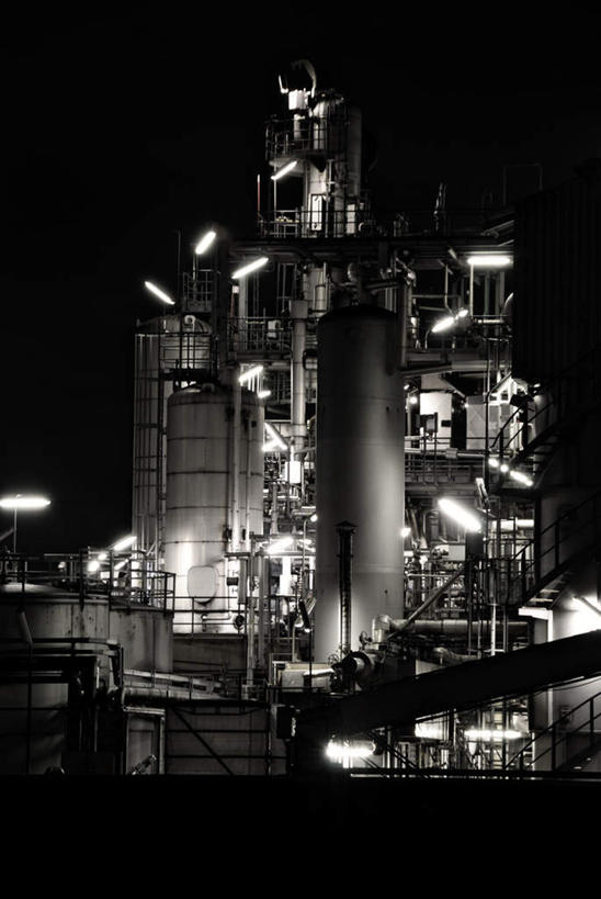无人,工厂,竖图,全景,黑白,彩色,室外,夜晚,正面,度假,美景,天际线,城市风光,城市,路灯,霓虹灯,景观,灯光,七彩,娱乐,光源,霓虹,灯,天空,天,享受,休闲,储油罐,炼油厂,景色,放松,电灯,蒸馏塔,照明设备,氖灯,工地,制造厂