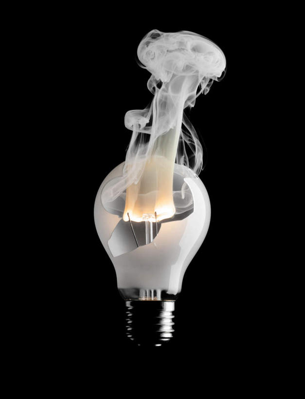 无人,竖图,室内,白天,正面,静物,照明,黑色背景,灯泡,破坏,破损,灯,灯具,摄影,白炽灯,影棚,照亮,损坏,恶心,照明工具,白炽灯泡,彩图,影棚拍摄,拍摄