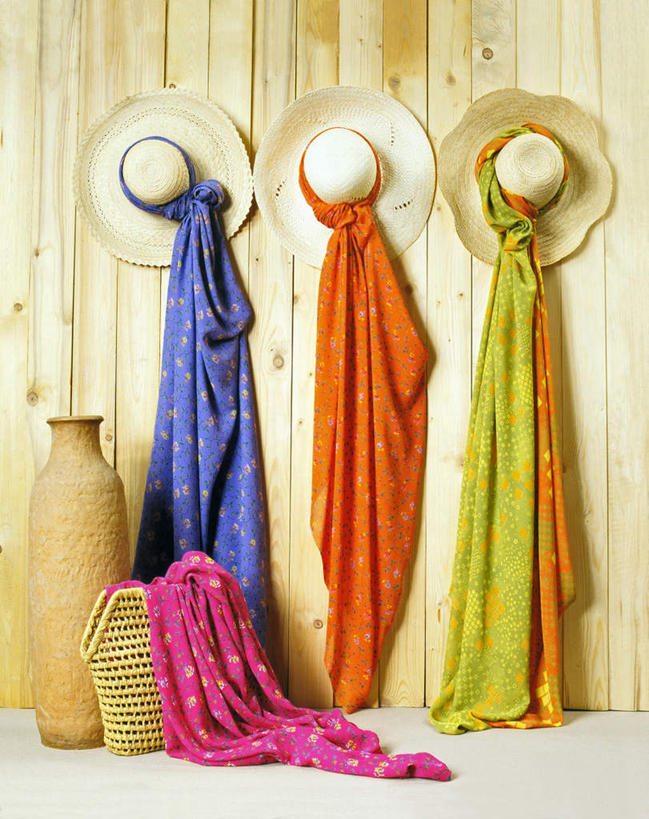 无人,竖图,彩色,室内,特写,白天,正面,静物,帽子,一排,整齐,装饰,木制,草帽,罐子,丝巾,陶瓷,墙,陶瓷制品,墙壁,墙面,排列,三个,一个,木制品,瓶子,单个,华丽,修饰,点缀,队列,衬托,美观,雅致,雅观,彩图