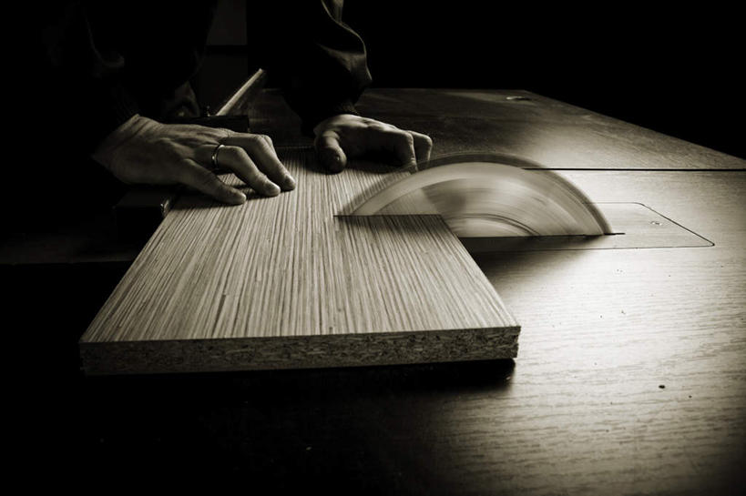 西方人,一个人,站,横图,俯视,室内,白天,欧洲,欧洲人,仅一个男性,仅一个人,握,木制,木材,拿,拿着,仅一个年轻男性,木制品,站着,握着,扳钳,男人,男性,年轻男性,白种人,站立,半身,彩图,高角度拍摄