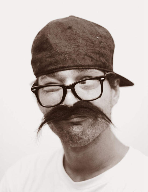 西方人,脸,头,脸颊,胡须,一个人,竖图,室内,白天,白色背景,正面,帽子,欧洲,欧洲人,仅一个男性,仅一个人,注视,运动帽,仅一个年轻男性,观察,看,鸭舌帽,搞怪,摄影,影棚,观看,察看,关注,一顶,男人,男性,年轻男性,白种人,头部,胡子,络腮胡,脸部,脸蛋,面部,半身,彩图,影棚拍摄,拍摄