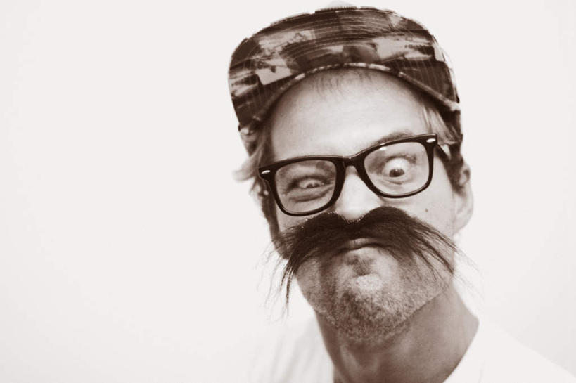 西方人,脸,头,脸颊,胡须,一个人,横图,室内,白天,白色背景,正面,帽子,欧洲,欧洲人,仅一个男性,仅一个人,注视,运动帽,仅一个年轻男性,观察,看,鸭舌帽,搞怪,摄影,影棚,观看,察看,关注,一顶,男人,男性,年轻男性,白种人,头部,胡子,络腮胡,脸部,脸蛋,面部,半身,彩图,影棚拍摄,拍摄