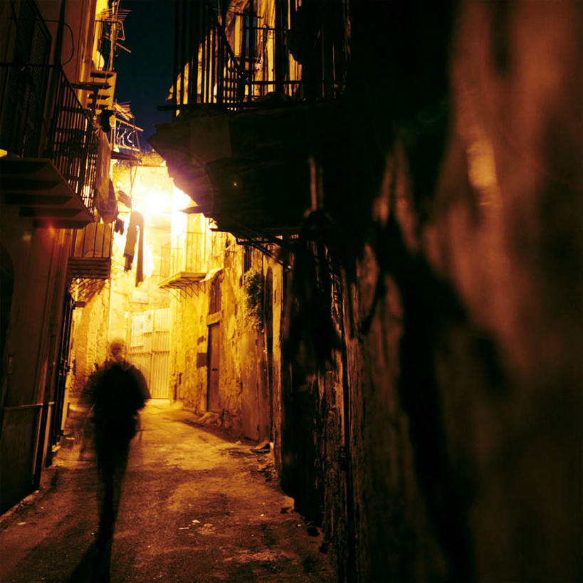 西方人,一个人,家,走,方图,室外,夜晚,道路,路,欧洲,欧洲人,仅一个男性,仅一个人,房屋,墙,屋子,小路,小巷,交通,楼房,墙壁,墙面,住宅,仅一个年轻男性,背面,男人,男性,年轻男性,白种人,步行,散步,走路,彩图,全身,房子