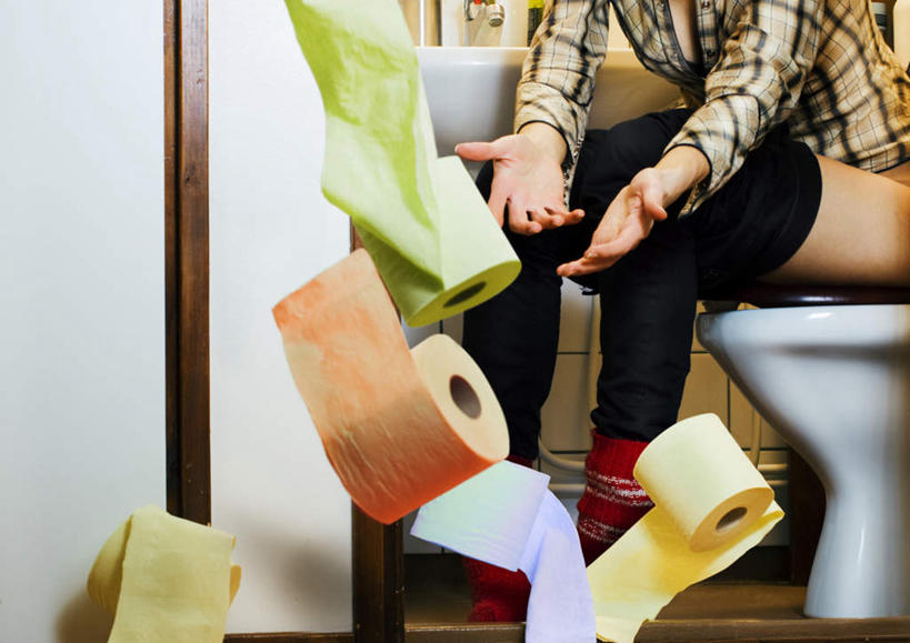 西方人,一个人,坐,横图,室内,白天,侧面,地板,生活用品,卫生间,洗手间,欧洲,欧洲人,仅一个年轻女性,仅一个女性,仅一个人,握,服装,草纸,马桶,墙,地面,拿,拿着,休闲装,木地板,墙壁,墙面,衣服,黄色,绿色,紫色,休闲,休闲服,橙色,握着,服饰,座便器,卫浴,子孙桶,厕纸,年轻女性,女人,女性,白种人,厕所,坐着,半身,彩图