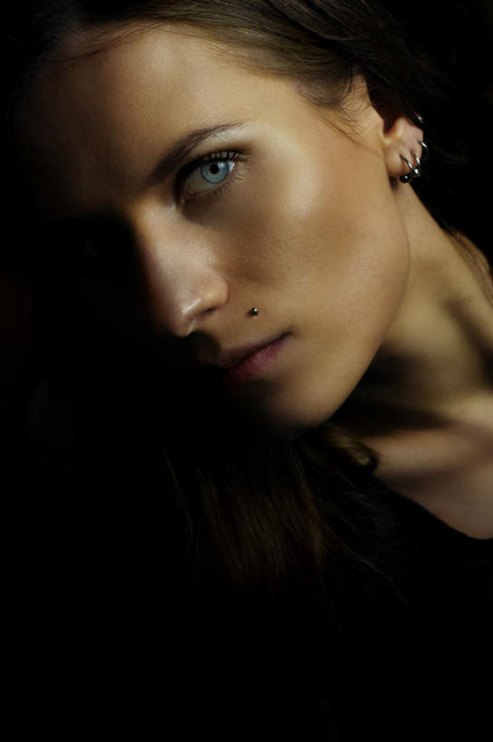 西方人,脸,头,脸颊,一个人,站,竖图,室内,特写,白天,正面,欧洲,欧洲人,仅一个年轻女性,仅一个女性,仅一个人,装饰,扭头,注视,耳环,观察,看,站着,转头,观看,华丽,修饰,点缀,察看,关注,唇钉,衬托,美观,雅致,雅观,耳饰,年轻女性,女人,女性,白种人,头部,脸部,脸蛋,面部,站立,半身,彩图